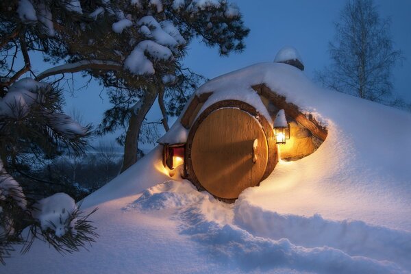 Maison dans les montagnes. Ambiance hivernale