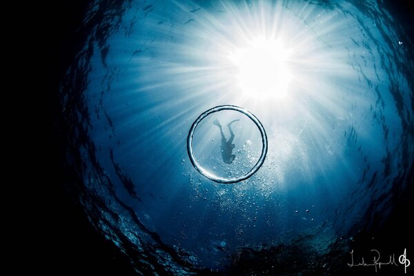 Homme plongeur dans la mer