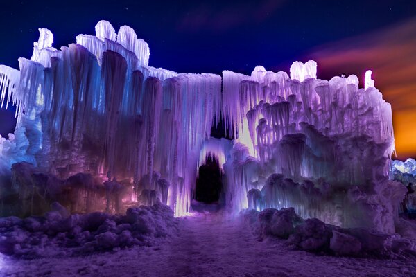 Les glaces sont gelées et magnifiquement illuminées