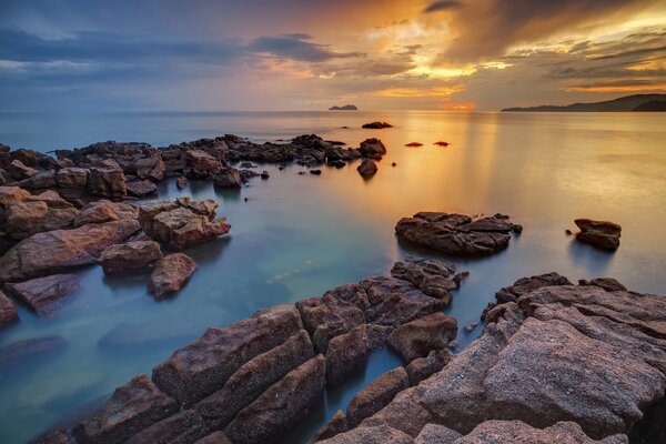 Costa rocciosa e rocce vicino al mare