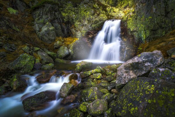 El agua fluye ruidosamente sobre las piedras