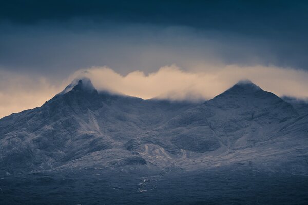 Montagnes écossaises dans les nuages, île de Skye