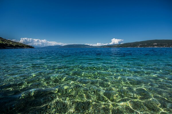 Пейзаж прозрачной воды моря в горах Хорватии