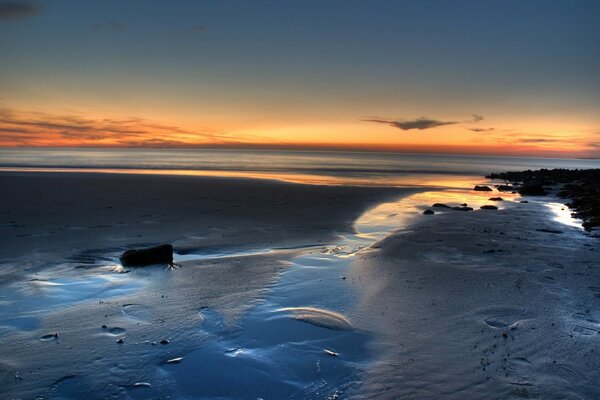 Lever du soleil sur la plage de sable sur la mer