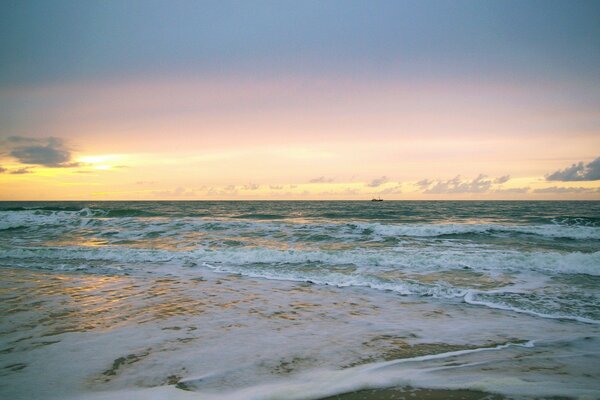 Alba sul mare con le onde