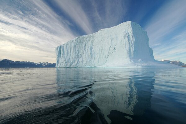 Góra lodowa w oceanie na północy