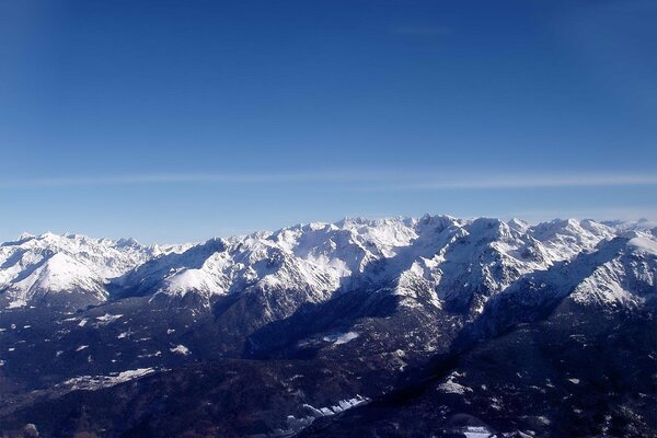 Blick vom Gipfel des Berges im Schnee