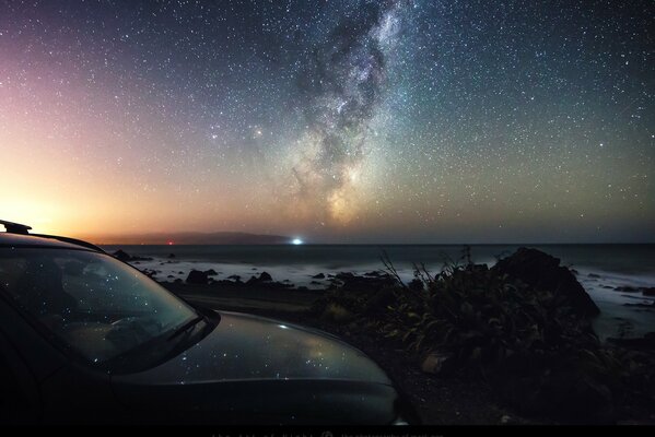 El coche se encuentra en el fondo del cielo estrellado