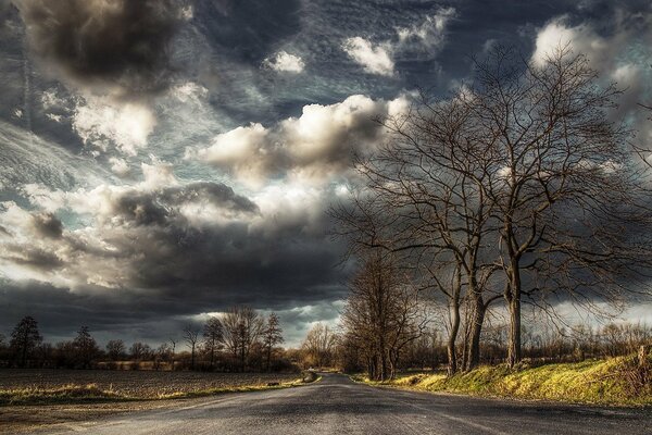 Düsterer, schrecklicher Himmel über der Straße