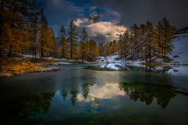 Fiume autunnale di montagna