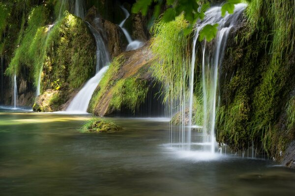 Fantástica cascada en un hermoso lugar