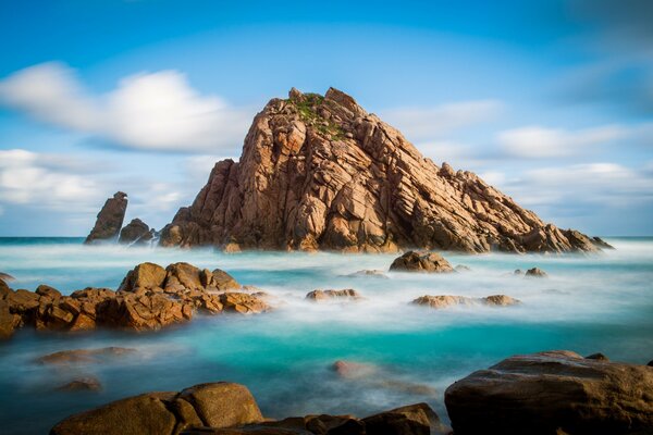 Alta roca en el mar