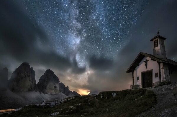 Ciel nocturne avec la voie lactée en Italie