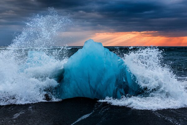 Bloc de glace, vagues blanches, éclaboussures de vagues, mer d Islande