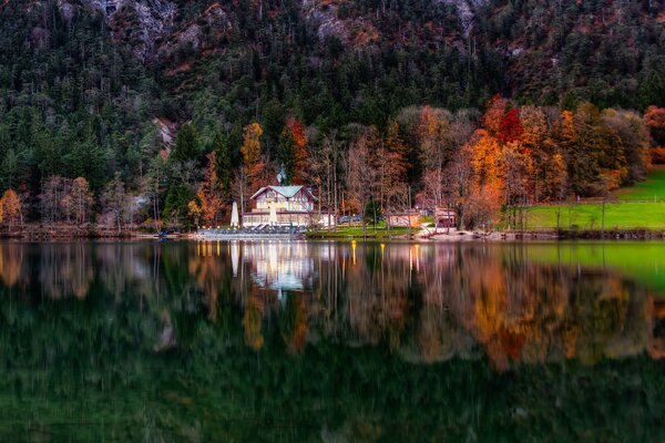 Bayerisches Häuschen am Ufer eines grenzenlosen Sees