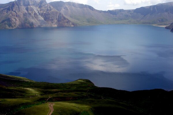 Berglandschaft mit blauem See