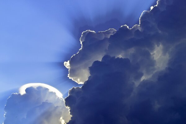 Des nuages épais ont traîné tout le ciel