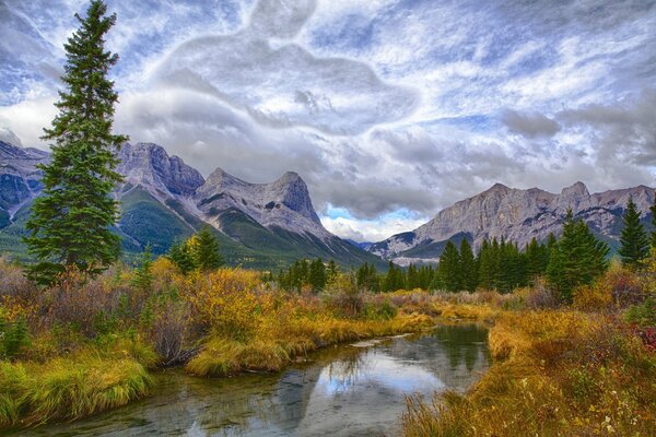 Montagnes et lac-ciel et nuages