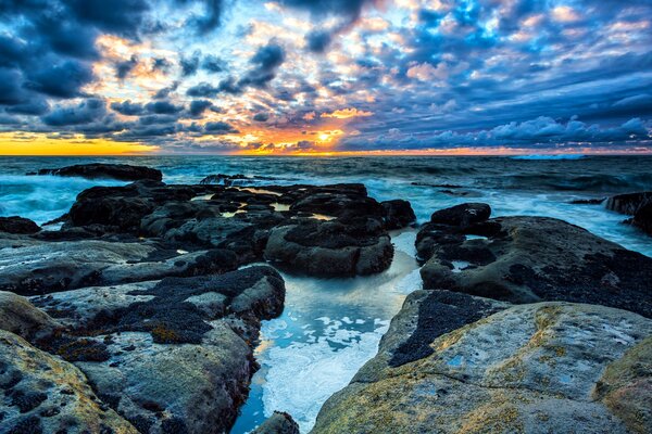 Hermosas piedras y nubes inusuales