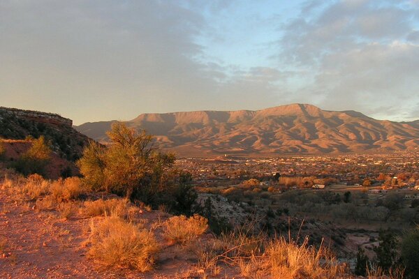 Deserto di montagna nella luce arancione