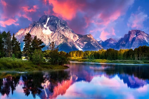 Reflejo de las montañas y el cielo en un río en Wyoming