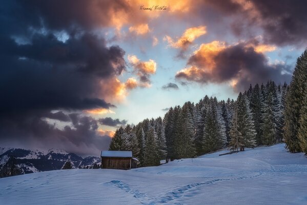 Vacanze invernali in una casa alpina in montagna