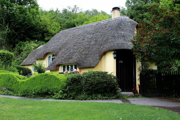 Maison anglaise entourée de verdure