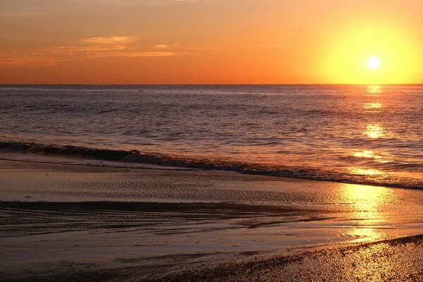 Hermoso amanecer sobre el mar