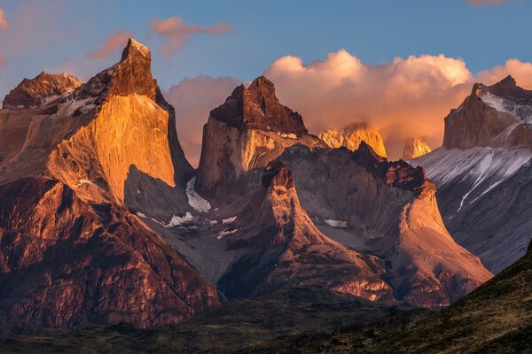 Montagnes des Andes au coucher du soleil
