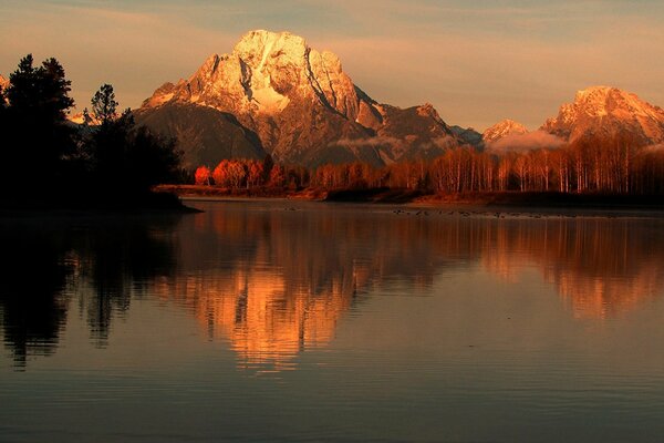 Lac de montagne. lac forestier. reflet des montagnes