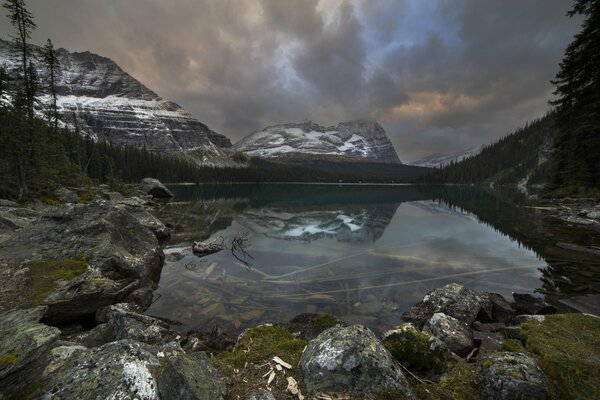 Paysage sombre, lac dans les montagnes, montagnes au bord du lac, nature dans les montagnes