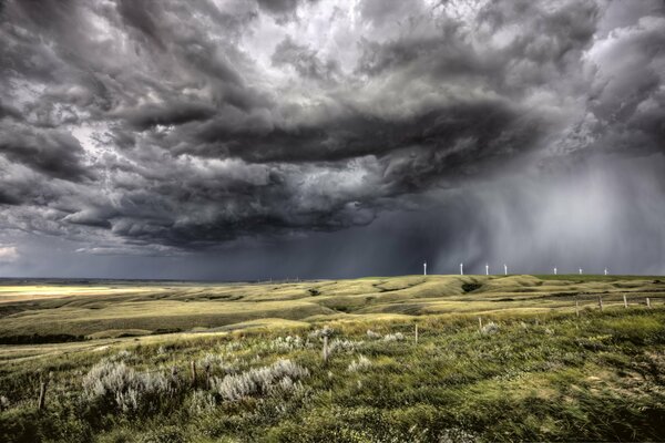 Schwarze dunkle Wolken im Feld