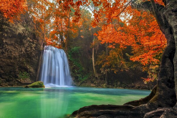 Ein Wasserfall in Thailand bildet einen klaren blauen See