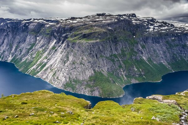 Le lac encadre la montagne verte