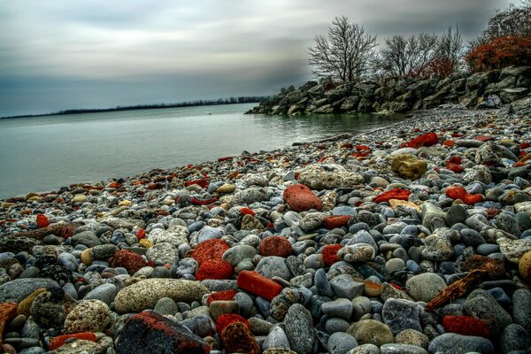 Bunte Steine am Ufer des Sees