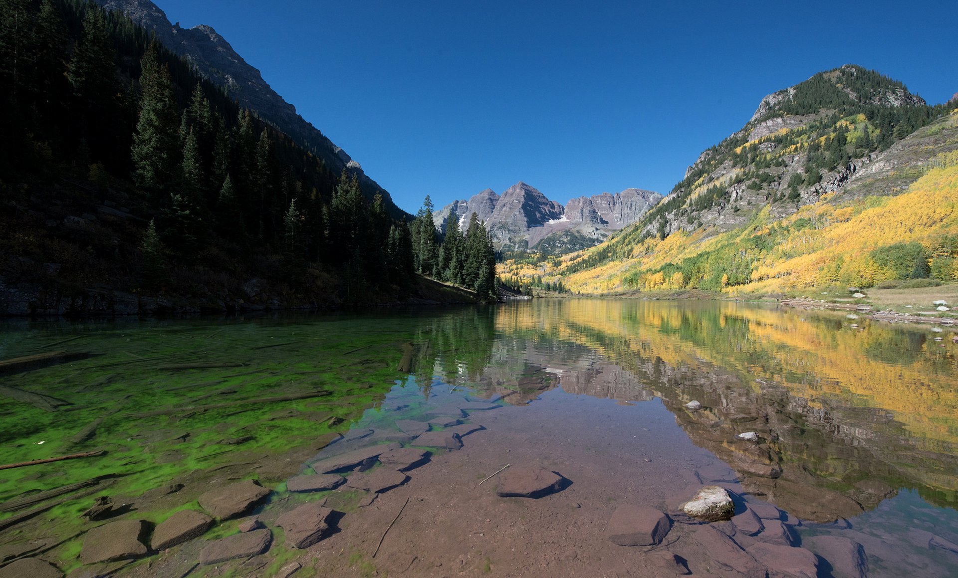 ciel montagnes lac arbres automne pierres eau transparence