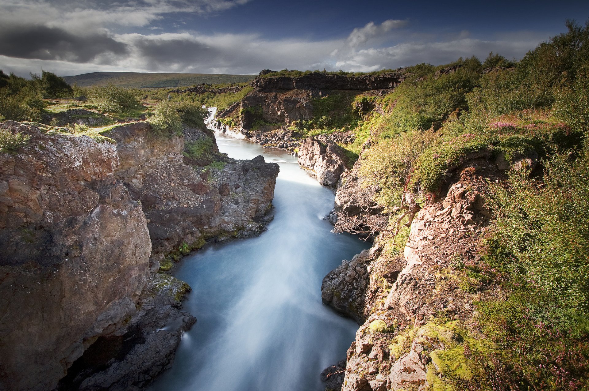 fiume rocce natura piante cielo nuvole