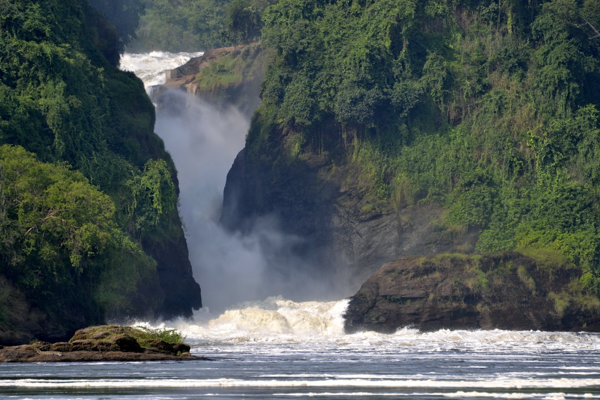 parque nacional cabarega uganda áfrica río rocas vegetación cascada escarpado corriente espuma salpicaduras