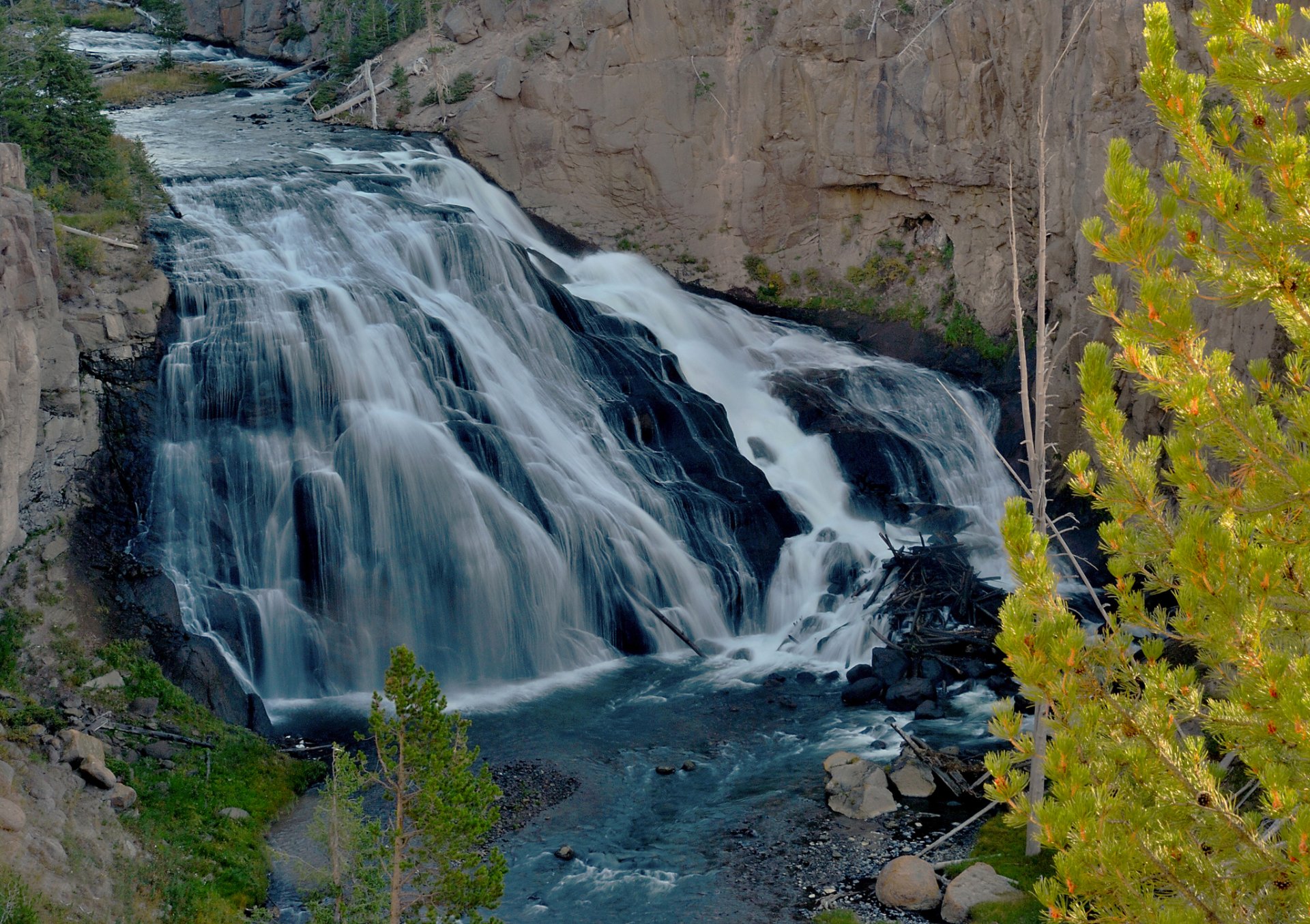 yellowstone wyoming stati uniti fiume cascata rocce albero foglie autunno