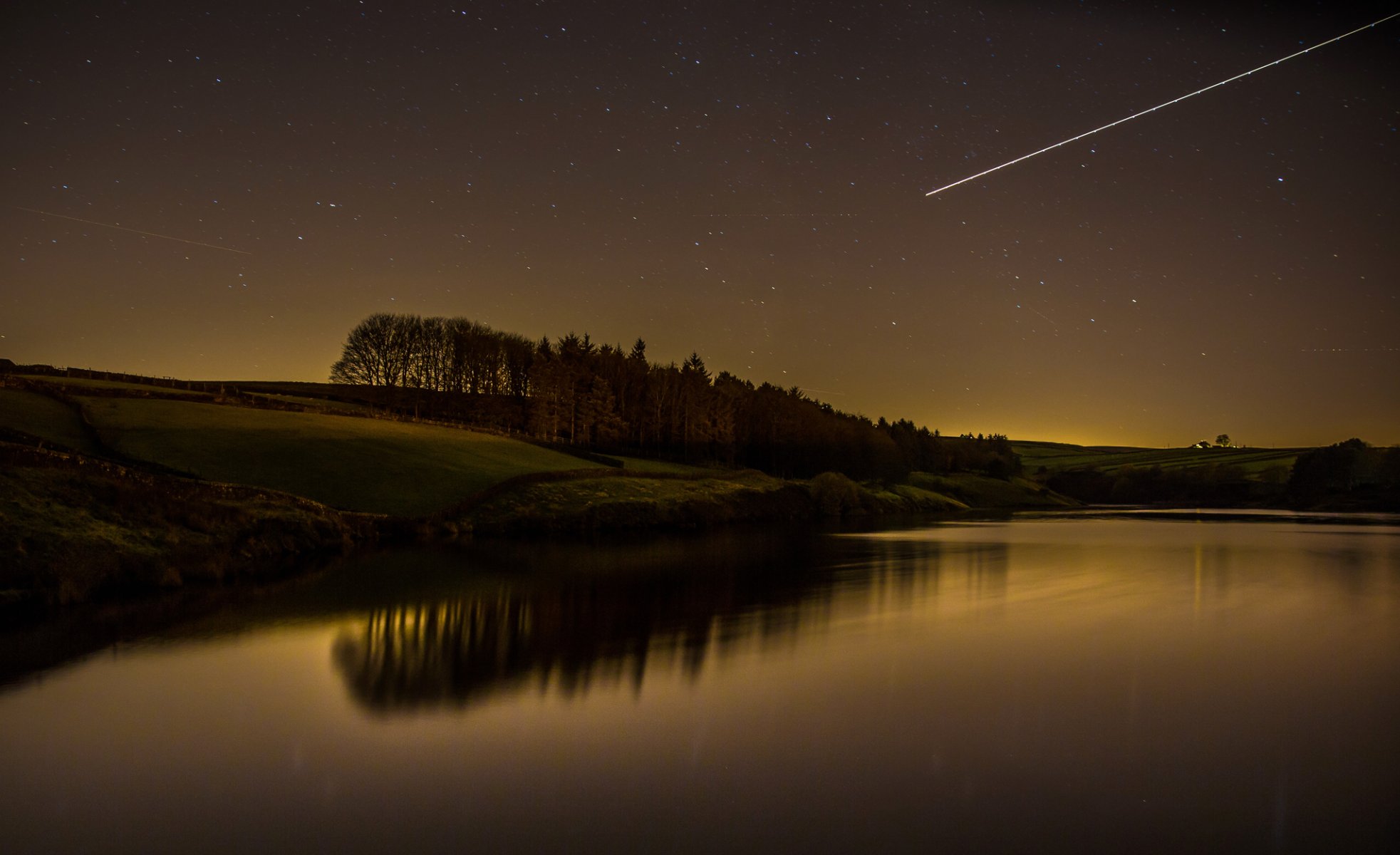 nuit ciel étoiles rivière arbres paysage