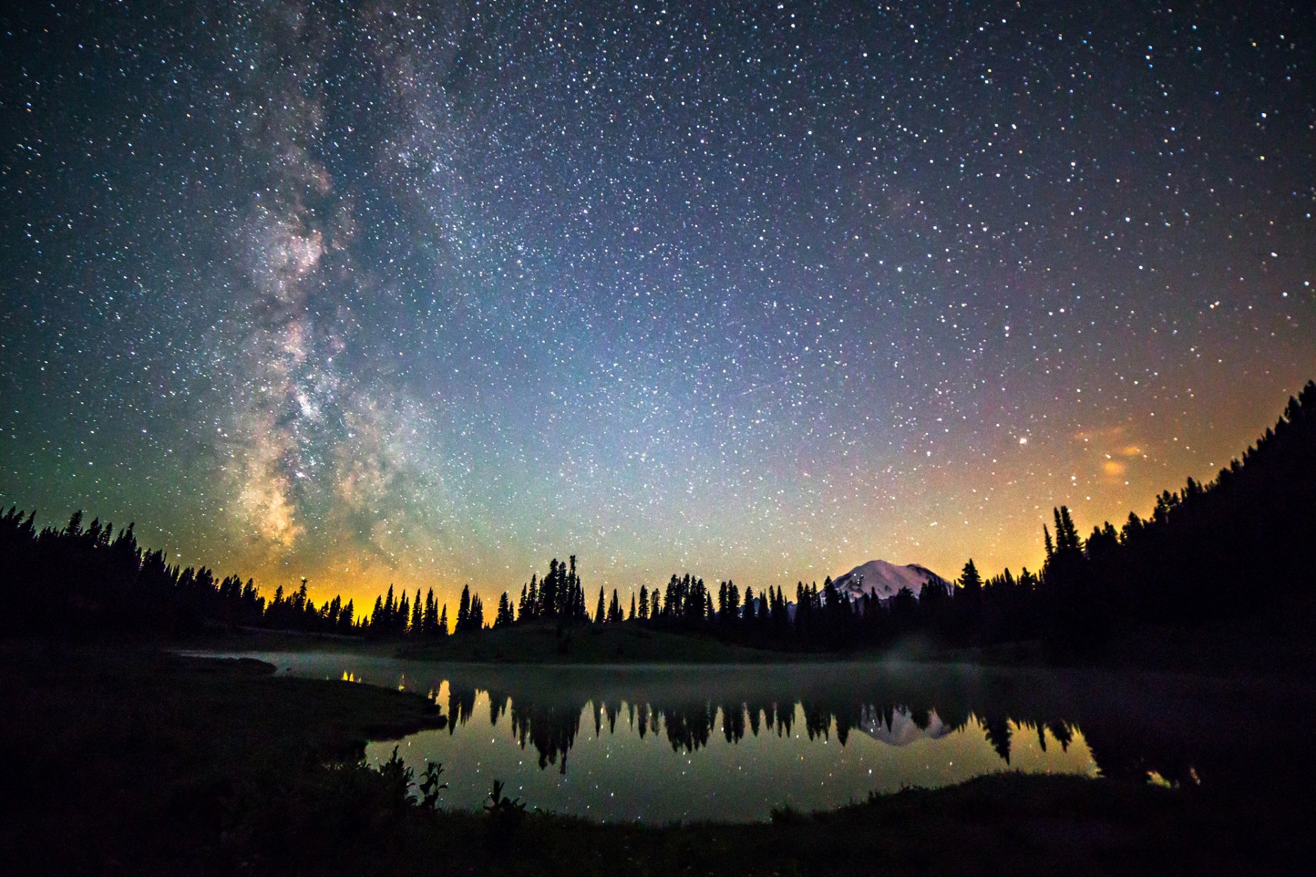 espace étoiles nuit espace voie lactée montagnes forêt