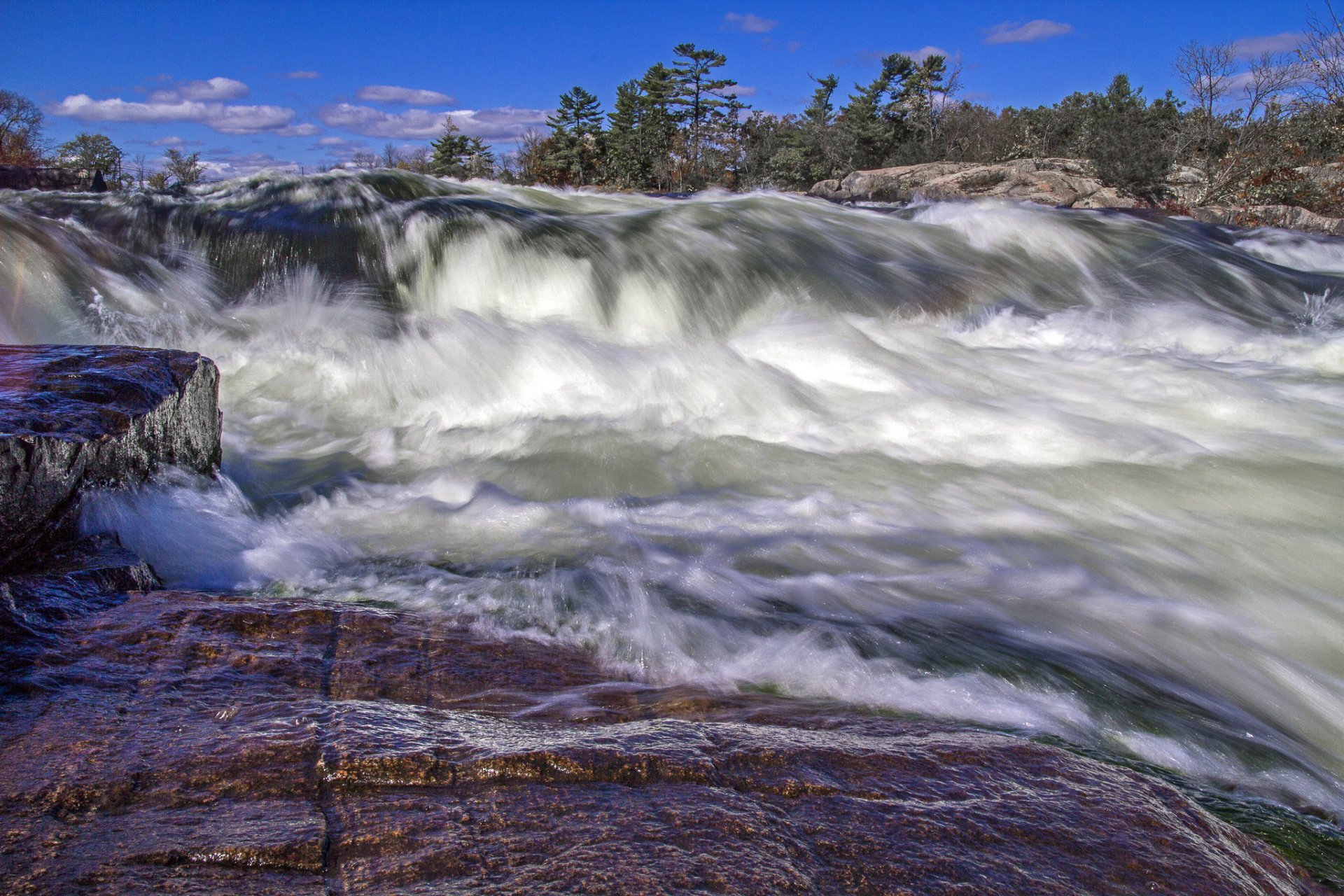 cielo árboles río corriente rocas rocas salpicaduras