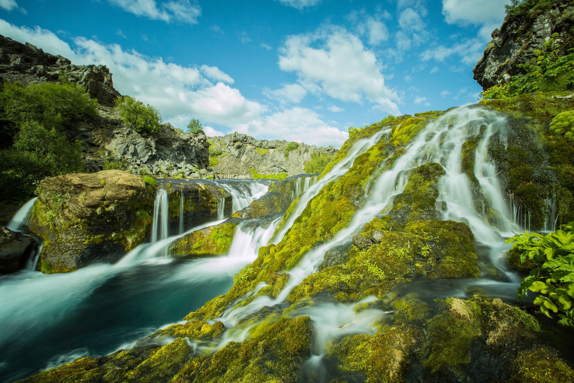 gjáin island wasserfälle kaskade fluss steine moos