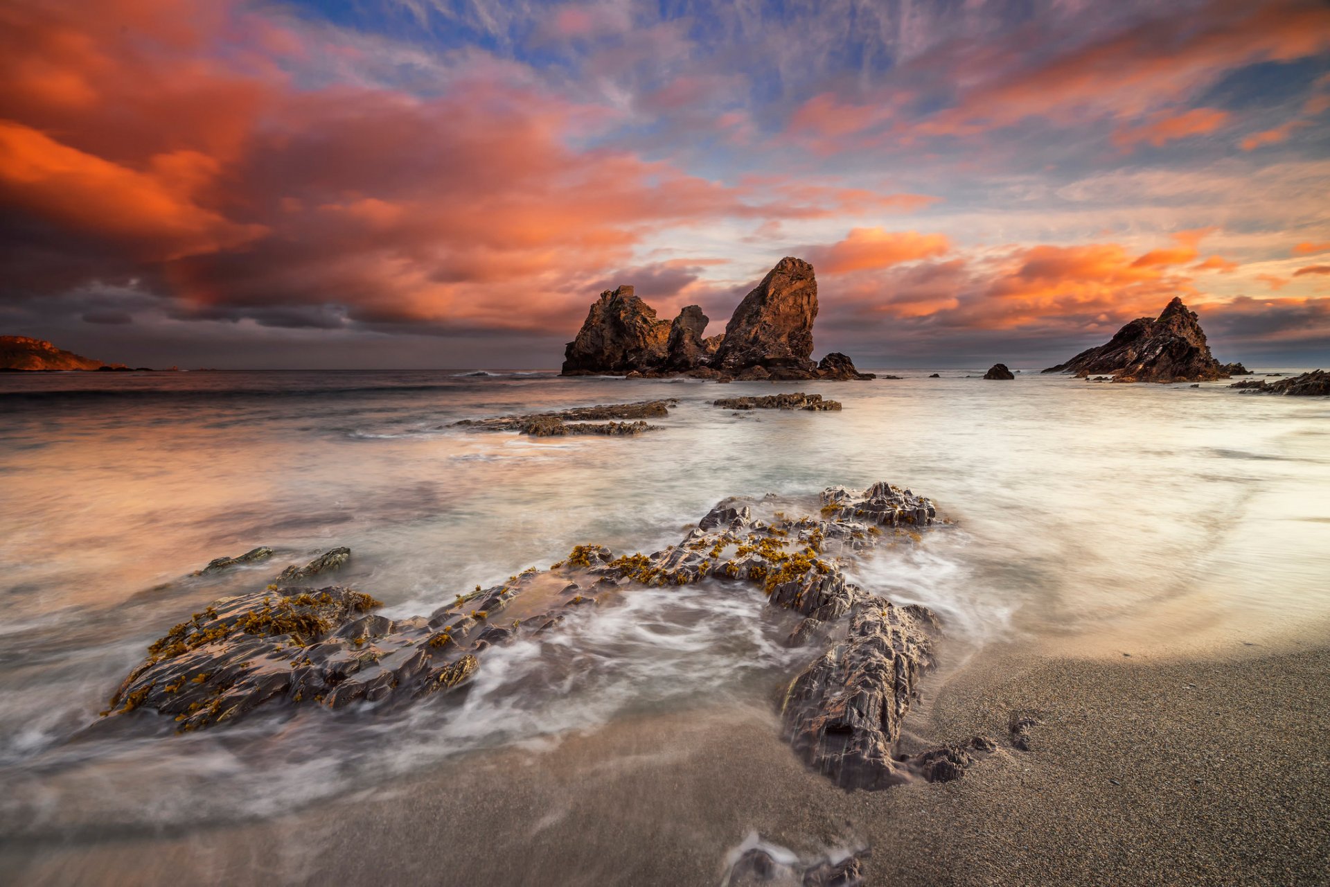 spanien meer strand steine felsen himmel wolken