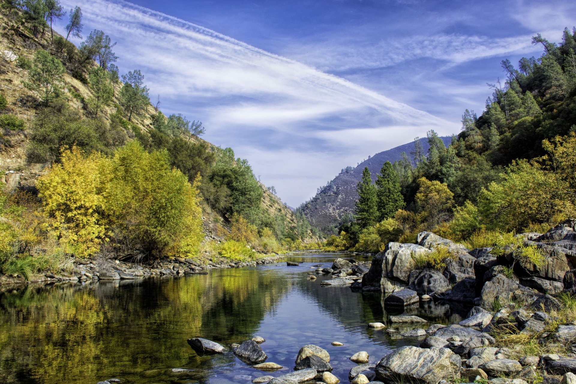 himmel berge see steine bäume herbst