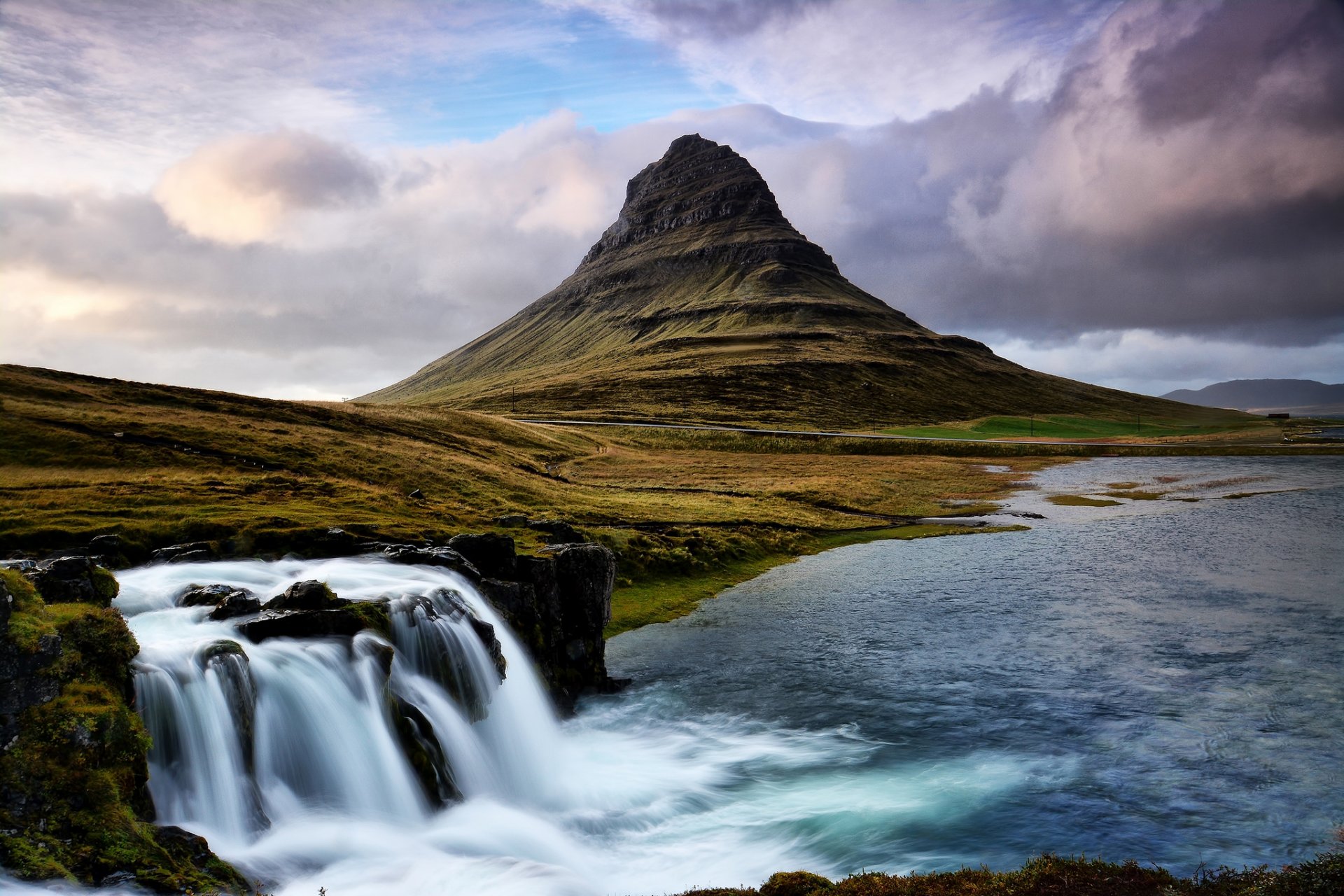 kirkjufell исландия гора водопад поток