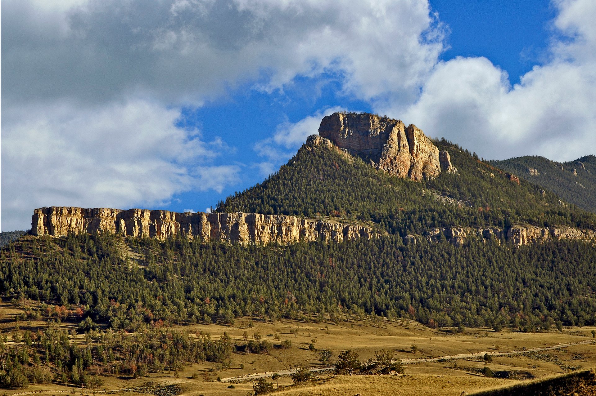 cielo nubes montaña roca valle bosque árboles