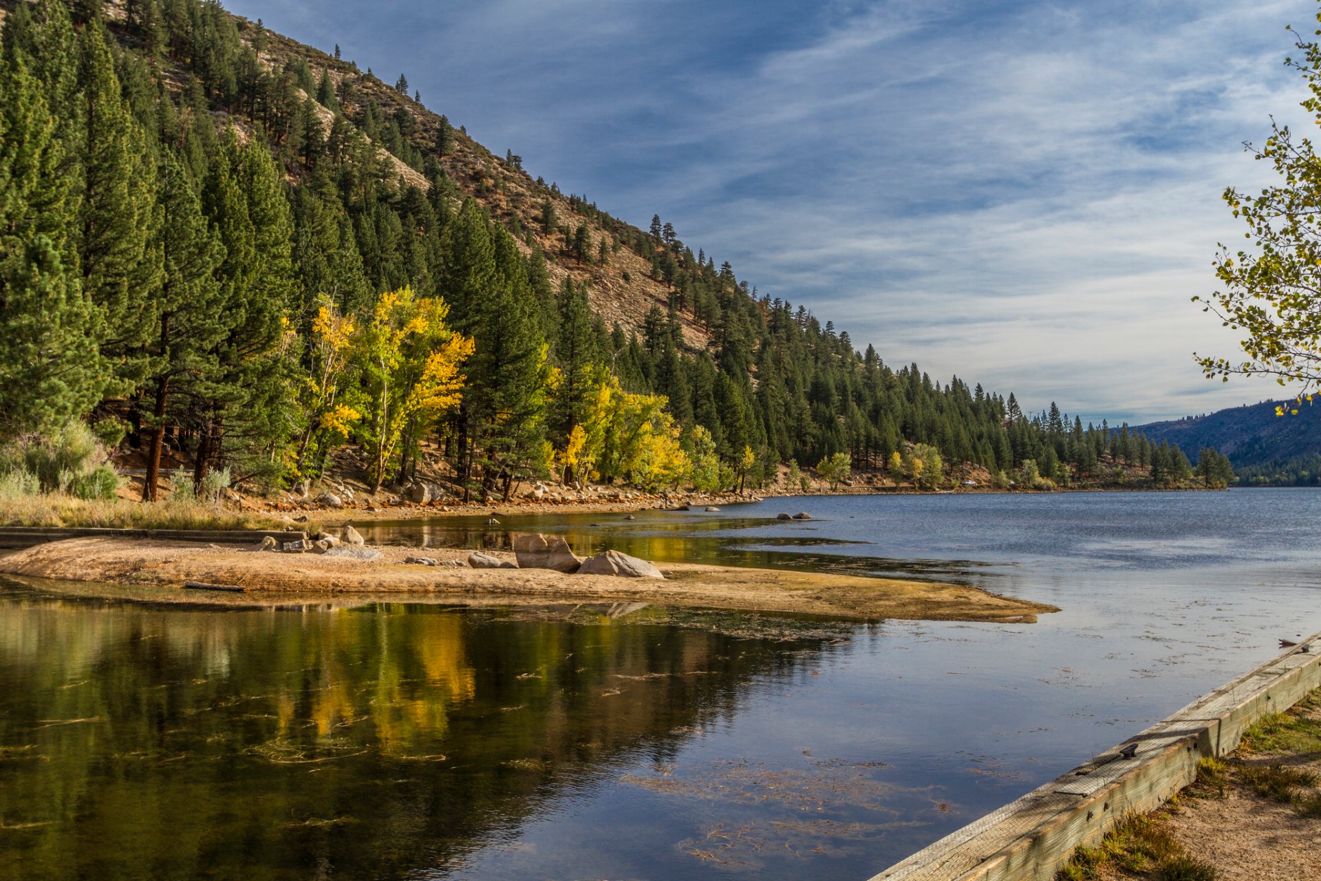 cielo montañas lago isla árboles otoño