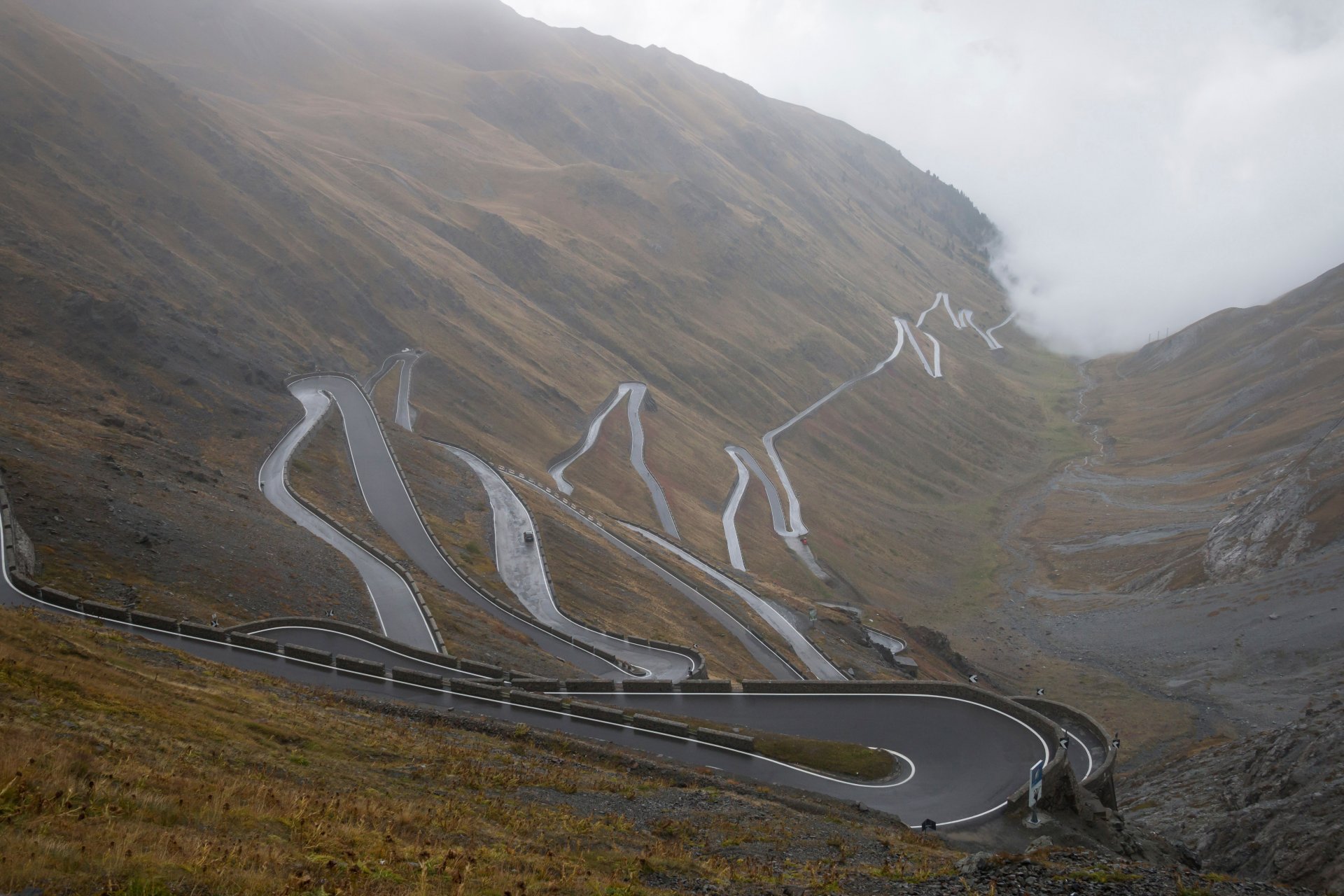 alpen italien straße nebel