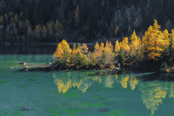 Lac bleu avec derves d automne